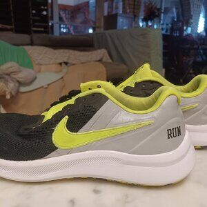 Nike Run Fast Boys Running Shoes 6Y Black Green Gray